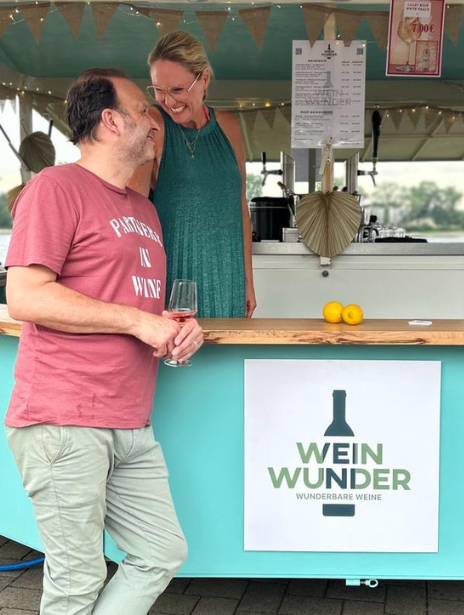 Inhaber Mirjam und Andreas an ihrem Weinstand