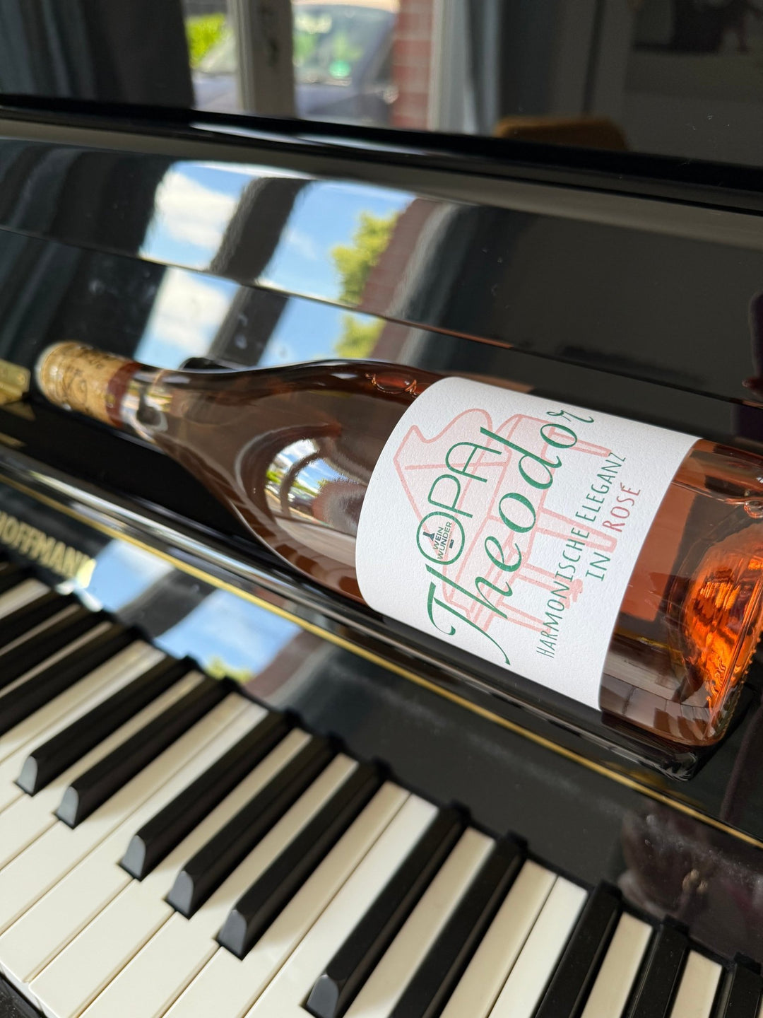 Weinwunder - Rosé Oma Margarete auf dem Piano
