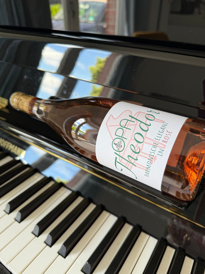 Weinwunder - Rosé Oma Margarete auf dem Piano