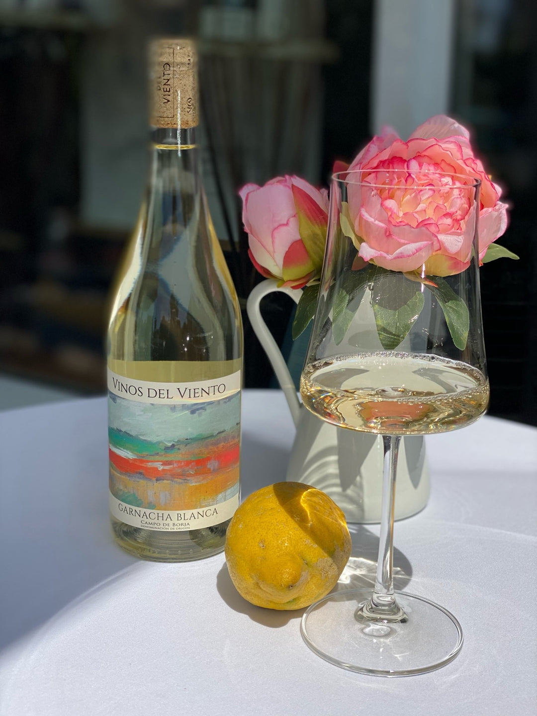 Vinos del Viento, "Garnacha Blanca" 2022 vor Tischdeko