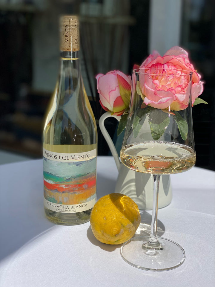 Vinos del Viento, "Garnacha Blanca" 2022 vor Tischdeko